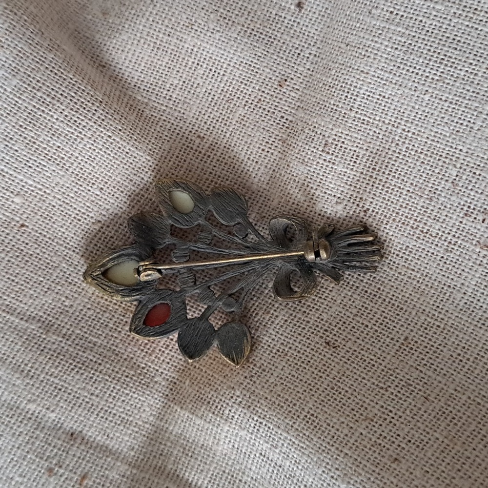 Elegant Floral Bouquet Brooch with Cream and Coral Jewel Accents - Picture 5 of 5